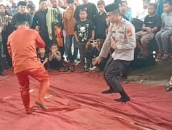 Hadir Diresepsi Pernikahan Anak Tokoh Masyarakat,Kapolsek TPTM IPTU Kodam F Sidabutar Ikut Ramaikan Atraksi Pencak Silat