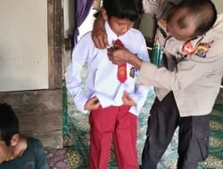 Lihat Kondisi Siswa Bersekolah Pakai Sendal, Kapolsek TPTM IPTU Kodam F. Sidabutar Salurkan Bantuan Seragam Lengkap
