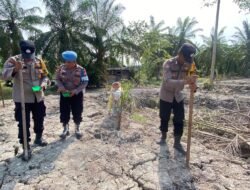 Polsek Bangko Pusako Wujudkan Polri Humanis, Personil Turun Langsung Bantu Petani Tanam Jagung