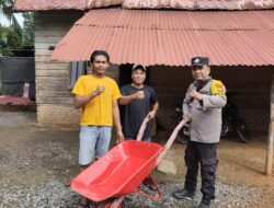 Polisi Cinta Petani,Bhabinkamtibmas Bangko Bakti Serahkan Bantuan Alat Angkong Dan Himbau Jaga Lingkungan