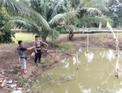 Bhabinkamtibmas Polsek Bangko Pusako Lakukan Pendataan Kolam Ikan Warga Dukung Ketahanan Pangan Keluarga Bergizi