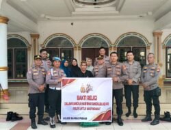 Sambut HUT Bhayangkara ke‑80: Jajaran Polsek Bangko Pusako Bergotong Royong Bersihkan Masjid Al‑Hasanah, Serahkan Bantuan Alat Kebersihan