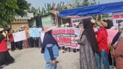 Janji Manis Pemerintah Hilang,Tiap Hari Hirup Debu! Ribuan Ibu-ibu Menggala Tutup Jalan Lintas Perbatasan